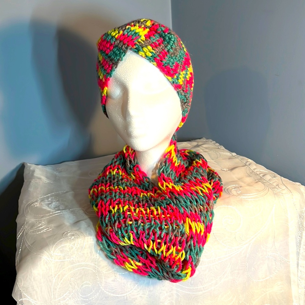 Woman/Girls Handmade combo Ear warmer and Dropped Stitch Infinity Scarf NEW - Picture 1 of 9